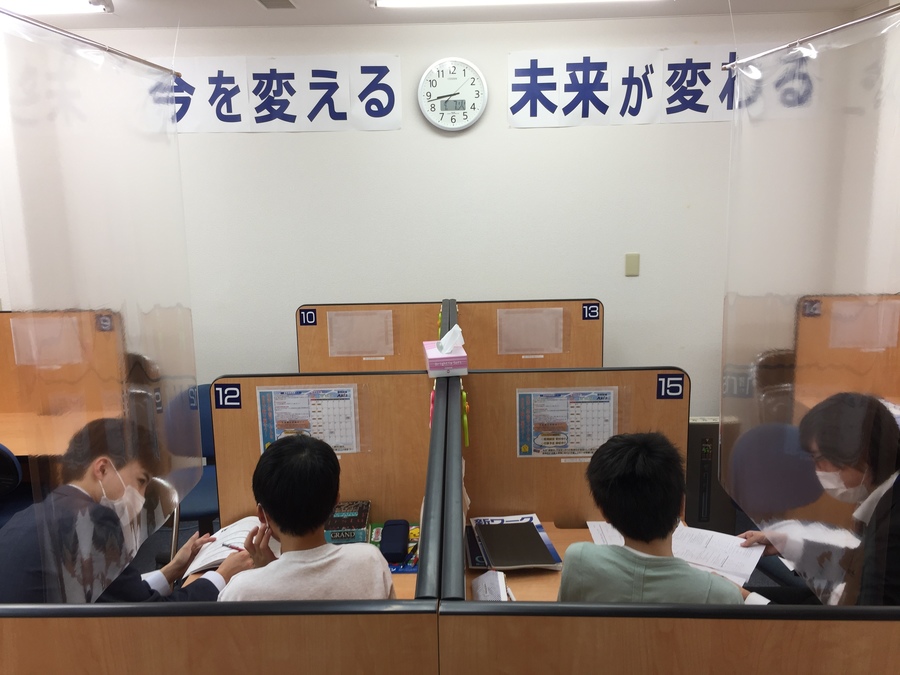 学習不足や受験への不安を一緒に解決します!<br />
アクシスの夏期講習&夏のご招待講習、好評受付中!