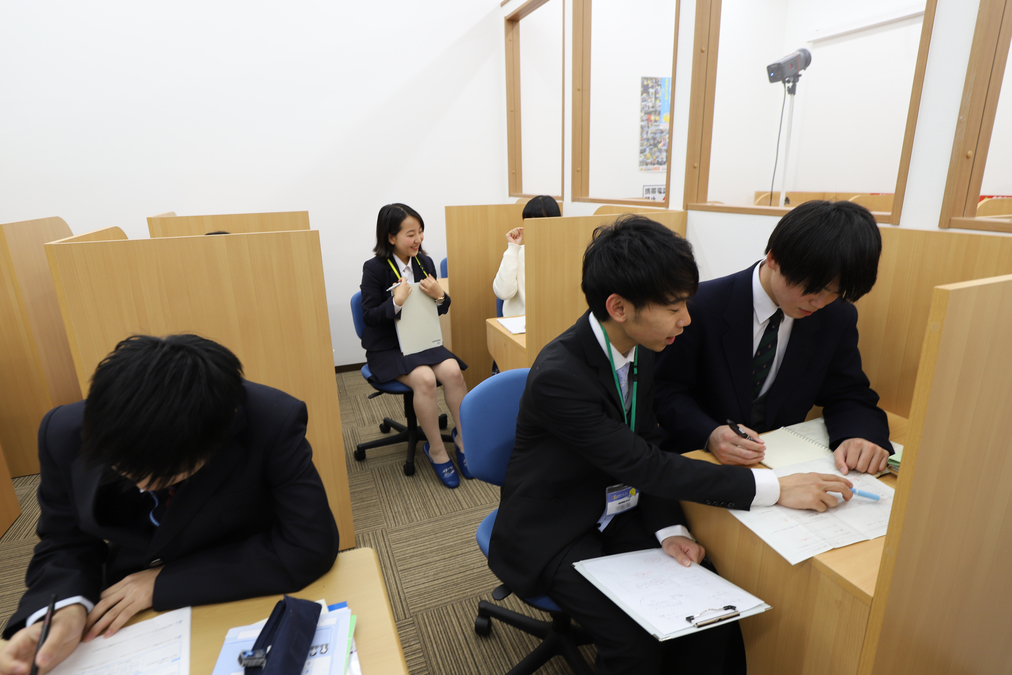 私立中高一貫生、新高1、新高2、新高3生のみなさまへ<br />
【高校生】甲子園口校で大学受験のすべてに対応できる!