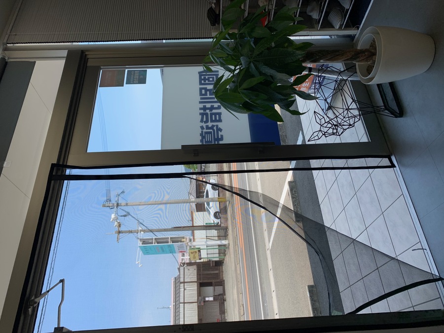 換気が大切な今年の夏。<br />
虫はイヤー!! の声に網戸を取り付けました